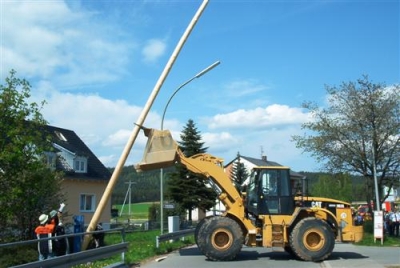 Maibaumaufstellen 01.05.2002_2