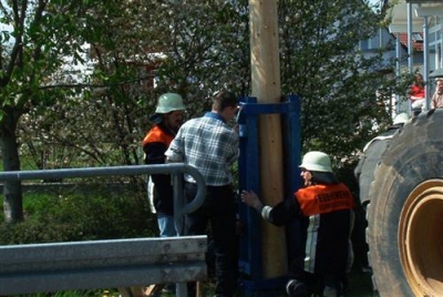 Maibaumaufstellen 01.05.2002_6