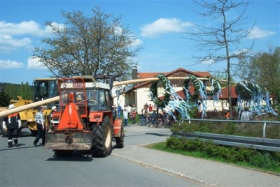 Maibaumaufstellen 01.05.2002_26