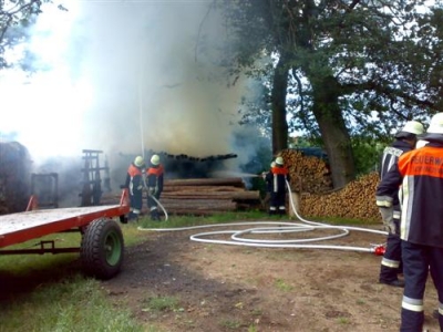 Brand eines Holzstoßes _1
