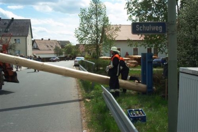 Maibaumaustellen 01.05.2003_1