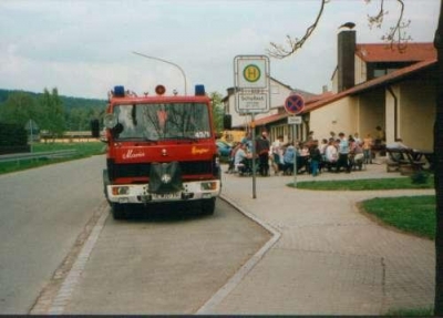 Maibaumaufstellen 01.05.1999_1
