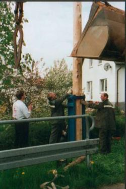 Maibaumaufstellen 01.05.1999_3